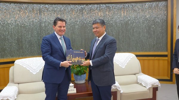 Wang Lixin (right), Vice Mayor and member of the Party Leadership Group of the Shenzhen Municipal People's Government, and Informa Global Exhibition CEO and President Charlie McCurdy exchange souvenirs