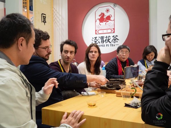 2018中國（深圳）國際秋季茶產業博覽會，現場買家與展商交流