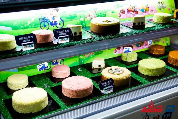 “安佳专业乳品专业伙伴”在活动上发布了双层芝士蛋糕等创新产品