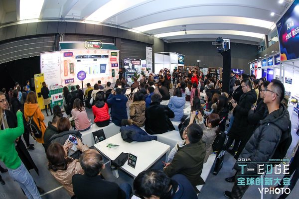 众多观众参与2018T-EDGE全球创新互动体验展，现场人潮涌动