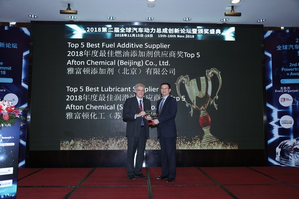 上海美國商會汽車委員會主席Bill Russo先生向雅富頓亞太區技術總監梁克堅先生頒發兩項「最佳供應商Top 5」獎