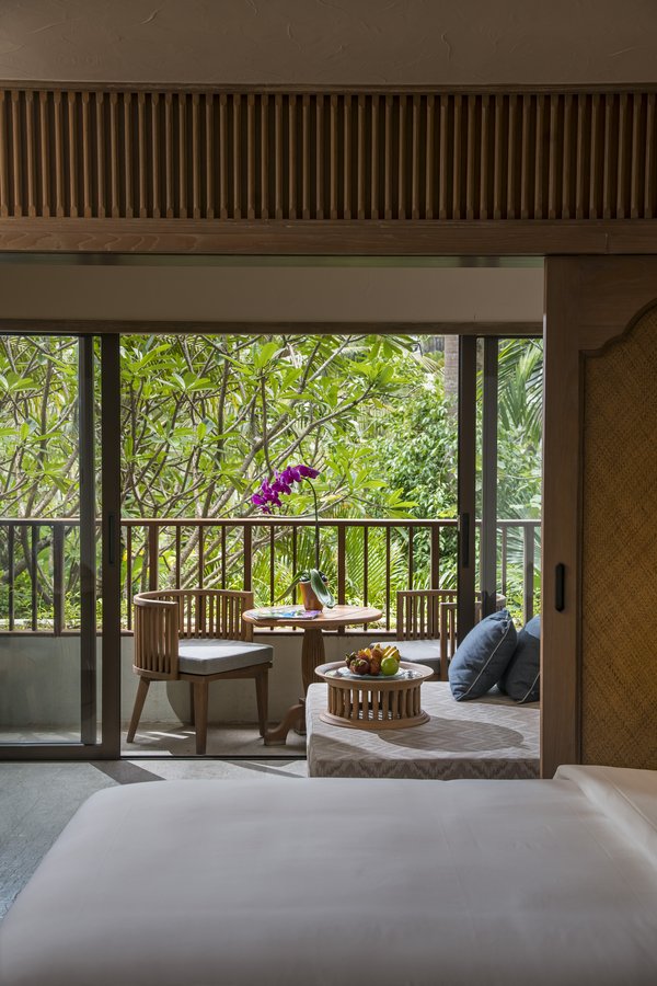 所有客房都有一个阳台，可以俯瞰著名的郁郁葱葱的花园或印度洋
