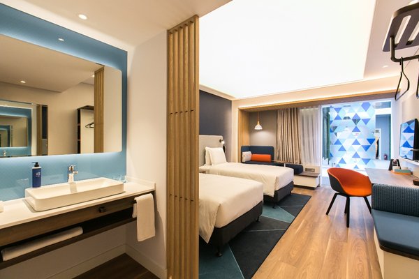 智选假日酒店新一代设计客房私享空间多一些，两人同行更舒心