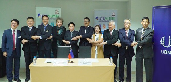 [From 3rd to the left going right] Mr. Dexter Deyto-General Manager of UBM Exhibitions Philippines; Ms. Eliane van Doorn-Director of Business Development of UBM ASEAN; Mr. Cao Lai Quang–Chairman of Vietnam Water Supply and Sewerage Association (VWSA); Engr. Eulogio Agatep II-Immediate Past President of Philippine Water Works Association (PWWA); Ms. Neneth Javier-Executive Director of Philippine Water Works Association (PWWA) and Dato Teo Yen Hua-Advisor of UBM Water Series linked hands together