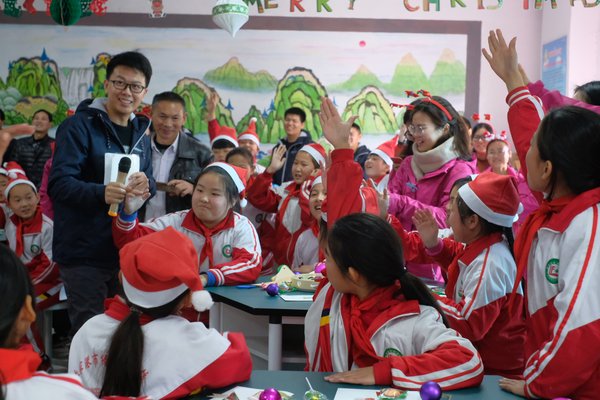 阿科玛中国志愿者与孩子们亲切互动，讲述圣诞故事，制作圣诞贺卡