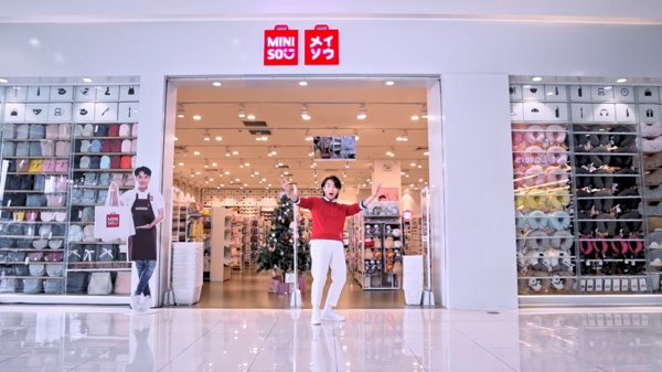 Sơn Tùng M-TP đứng trước cửa hàng Miniso, sẵn sàng mua sắm quà cho dịp Giáng sinh và Năm mới