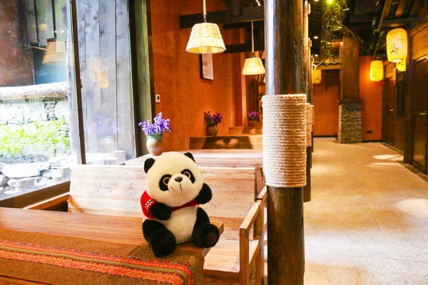 结合大熊猫主题的隐沫酒店卧龙守貘人店