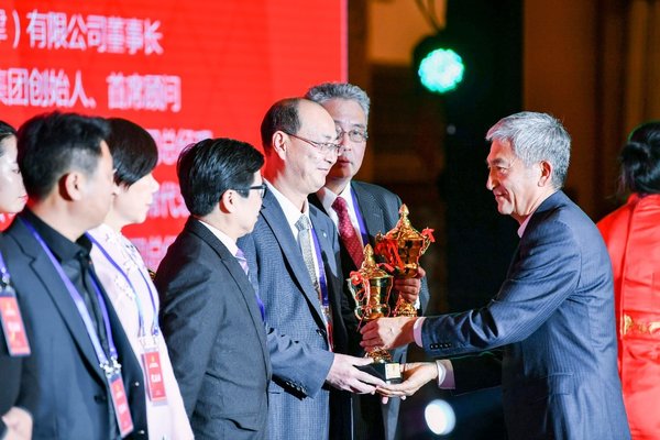 TUV南德高级副总裁朱文才荣获2018新时代中国经济优秀人物奖