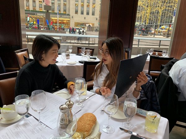 Krystal在纽约与Nicole共进午餐