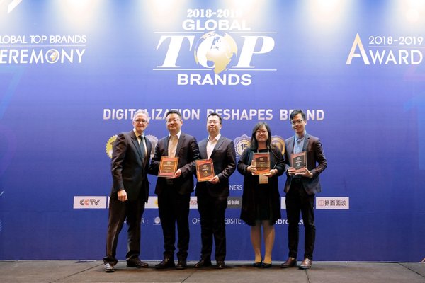 Jonny Wang, the General Manager of SKYWORTH TV Overseas Sales and Marketing Headquarters (second from left) and Jack Lee, Director of SKYWORTH TV Overseas Brand Management Department (third from left) received the awards on stage