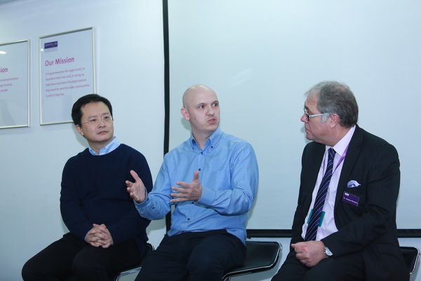 圆桌讨论嘉宾：李健博士（左）、Jan Nyrop博士（中）、Stephen Brookes博士（右）