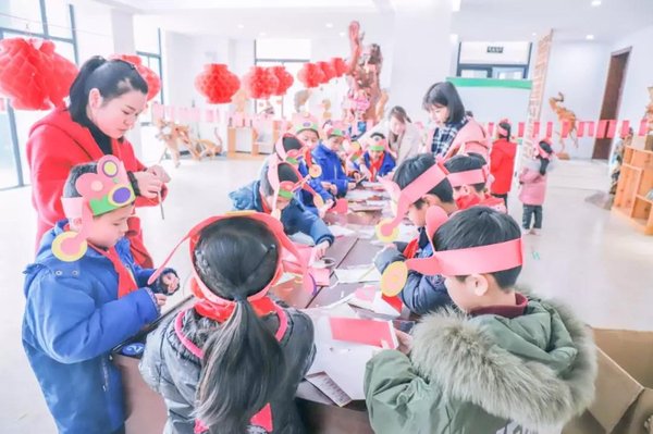 泰然金融志愿者与孩子们一起制作红包、春联