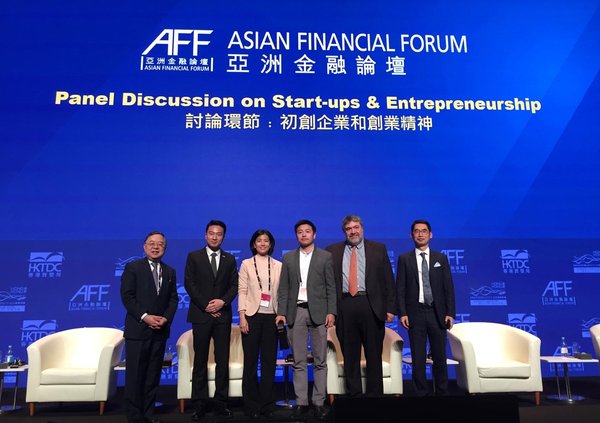 小i機器人創始人兼董事長袁輝（右一）於第十二屆亞洲金融論壇擔任演講嘉賓，分享對初創企業和創業精神的經驗和見解。