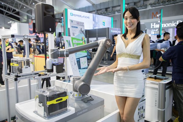 世界で最もスマートな協働ロボットを提供するTM Robot（達明機器人）は、内蔵視覚装置の強みを生かし、電子産業におけるコネクタ装着、振動フィーダ、ネジ締め、半導体産業のウェハーの扱いなどに活用されています