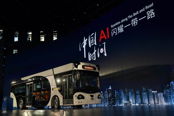 คำบรรยายภาพ: DeepBlue Technology เผยโฉม Smart Panda Bus ในนครเซี่ยงไฮ้