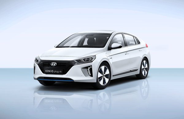 รถยนต์ Hyundai Ioniq Plug-in Hybrid (อนุญาตให้ใช้เพื่อการเผยแพร่เท่านั้น โดยได้รับความอนุเคราะห์จากบริษัทฮุนได มอเตอร์ เยอรมนี ที่มา: https://www.hyundai.news/de/)