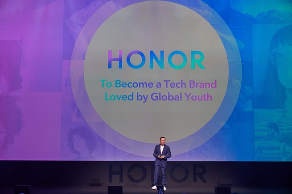 파리 HONOR View20 글로벌 출시 행사에서 새로운 로고와 더불어 연설하는 George Zhao 사장