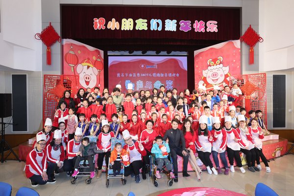 一年一度的“蓝天下的至爱 -- 歌声与微笑”新春联欢会在上海市儿童福利院举行