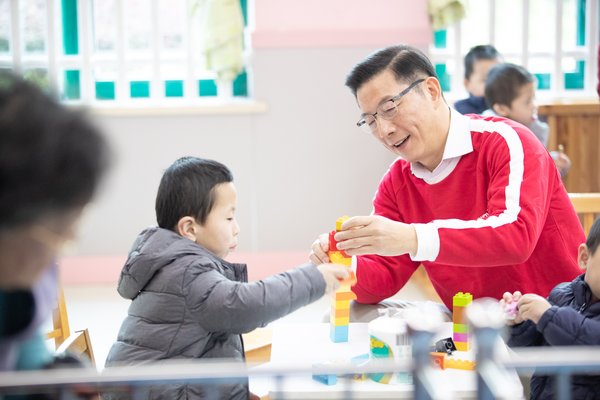 一年一度的“蓝天下的至爱 -- 歌声与微笑”新春联欢会在上海市儿童福利院举行
