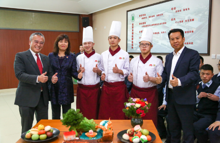 李锦记酱料集团主席李惠中先生（左一）亲切看望并勉励希望厨师