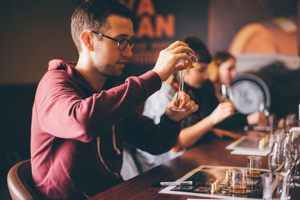 噶玛兰酒厂带给游客独特难忘的酒厂之旅，深获“饮品旅游挑战赛”评审青睐。
