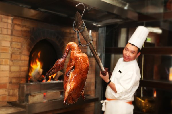 三亚希尔顿丰园中餐厅从北京邀请烤鸭名厨烹饪丰园御鸭