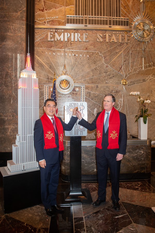 左：中华人民共和国驻纽约总领事黄屏；右：帝国房地产信托公司董事长兼首席运营官约翰·凯斯勒（John B. Kessler）