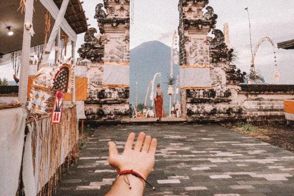 Gambar diambil oleh Murad Osmann melalui HONOR View20 di Kuil Pura Lempuyang, Bali