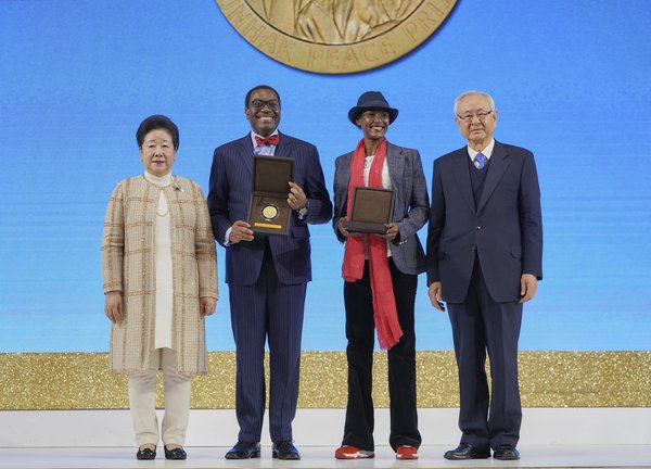 Giải thưởng hòa bình Sunhak 2019 trao thưởng cho Akinwumi Ayodeji Adesina & Waris Dirie tại buổi lễ tại Seoul