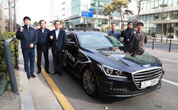 CEO Chung Mong-Won(third from left), Chairman of the Halla group, is taking a picture for commemoration with developers including President Il-Hwan Tak(second from left) after successfully completing level 4 autonomous driving in January.