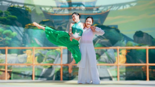 两位杭州艺人在舞台上表演《青蛇白蛇》
