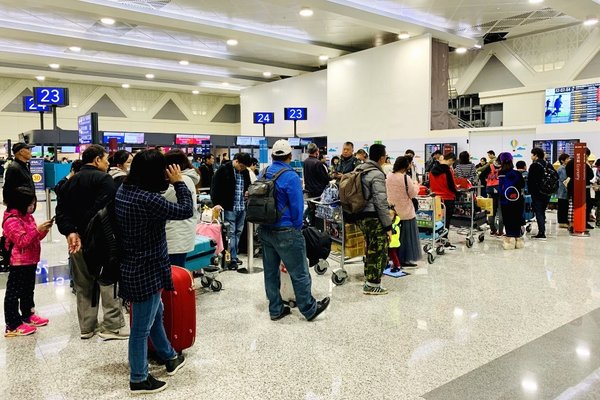 旅客在台北桃园国际机场办理登机手续