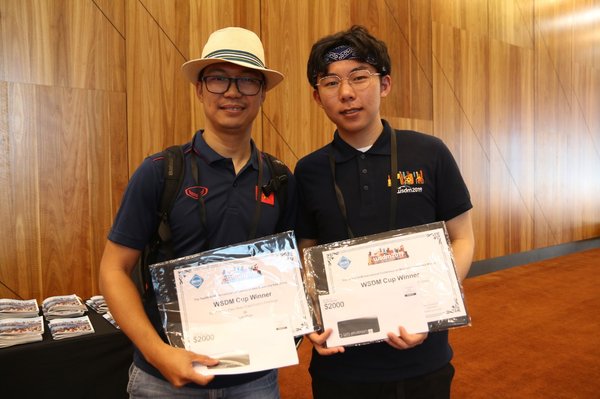 卧龙大数据AI团队陈维龙（右）领取奖项