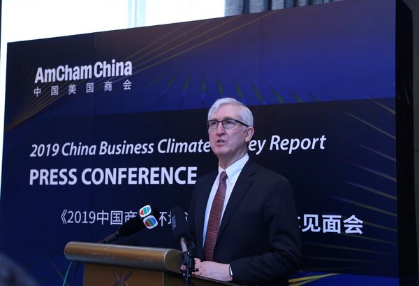 中国美国商会主席夏尊恩向媒体介绍《2019中国商务环境调查报告》