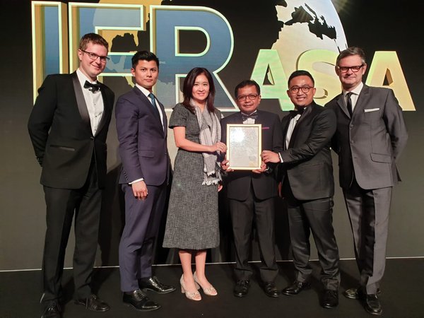 CFO Jasa Marga, Donny Arsal (third from the right), received The 2018 IFR Asia Awards for the category of Indonesia Capital Markets Deal as Jasa Marga funding scheme, Komodo Bond, has been successfully attracting infrastructure investments in Indonesia, toll roads in particular