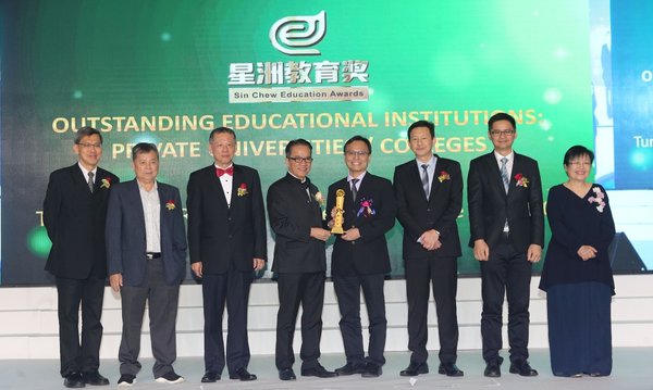 Prof. Ir Dr Lee Sze Wei (4th from right) receiving an award from YB Datuk Liew Vui Keong (4th from left), Minister in the Prime Minister’s Department (Law).
