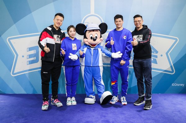 米奇身着复古运动装惊喜现身迪士尼和李宁在上海共同举办的“321复古运动会”