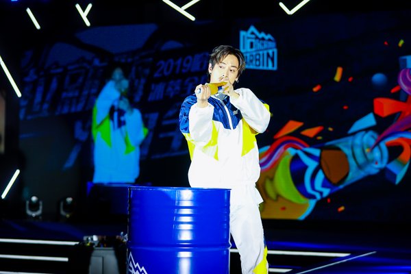 世界街舞大赛铁人赛冠军李健演绎潮酷手指舞