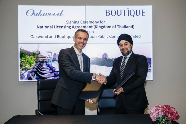 Signing Ceremony between Dean Schreiber, managing director, Asia Pacific, Oakwood (left) and Prab Thakral, president and group CEO, Boutique Corporation Public Company Limited (right)