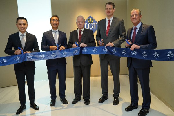 (From left to right) Ekkapob Makeguljai, CEO of LGT Securities (Thailand) Limited, Karn Karuhadej, Managing Director and Member of the Executive Board Asia LGT Bank, H.S.H. Prince Philipp von und zu Liechtenstein, LGT’s Chairman, H.S.H. Prince Hubertus Alois von und zu Liechtenstein, Board Member as well as Dr. Henri Leimer, LGT Private Banking Asia’s CEO, attended the opening ceremony.