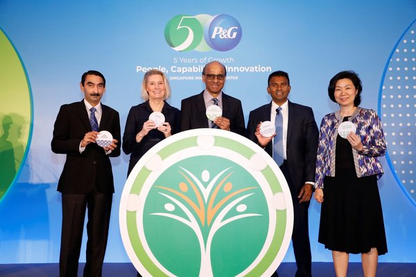 (left to right) Dr Raj Thampuran; Managing Director, A*STAR, Ms. Kathy Fish; Chief Research, Development & Innovation Officer, Procter & Gamble, Mr. Tharman Shanmugaratnam; Deputy Prime Minister & Coordinating Minister for Economic and Social Policies, Mr. Magesvaran Suranjan; President of Asia Pacific & Indian Subcontinent, Middle East and Africa, Procter & Gamble and Ms. Thien Kwee Eng; Assistant Managing Director, EDB celebrated the fifth anniversary of P&G’s Singapore Innovation Center (SgIC).