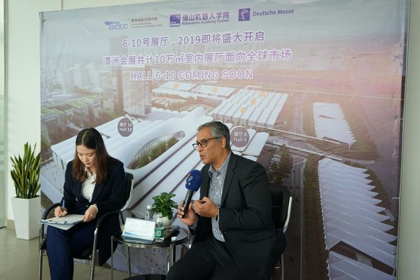 潭洲国际会展中心总经理乔伊-帕泽在新闻通气会上接受采访
