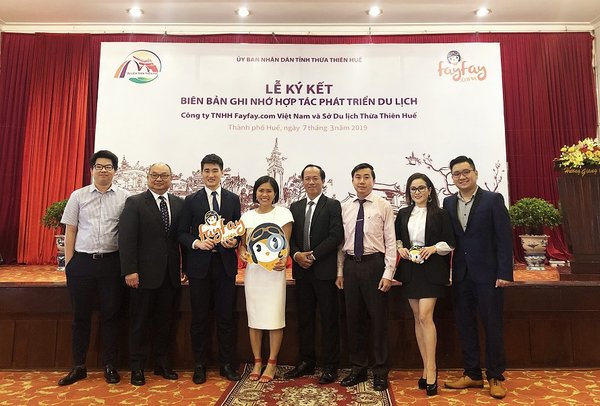 Kelvin Wu (third from left), Co-founder of Fayfay.com and Mr. Nguyen Van Phuc (third from right), the Deputy Director of the Tourism Department of Thua Thien-Hue discussed partnership plan on promoting Hue tourism during the MOU ceremony.