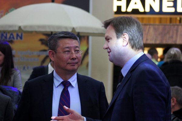 Cao Yuanxin and Aleksei Tihnenko discussing tourism cooperation between the two cities