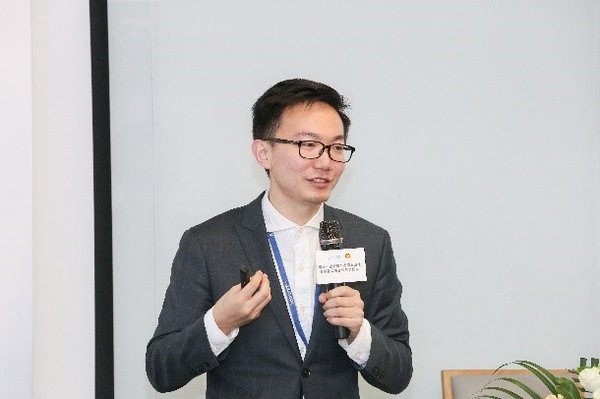图为腾讯企业微信行业总监张天意先生介绍解决方案
