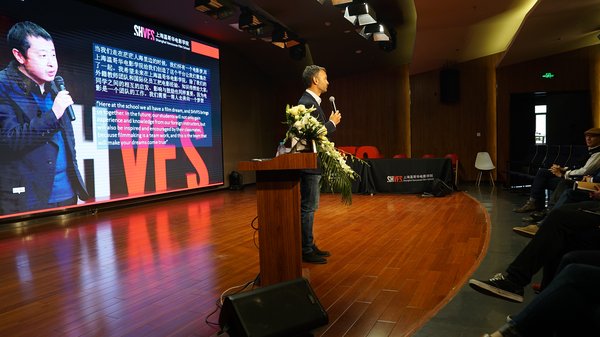上海温哥华电影学院教学副院长Luis Calandre主持开学典礼