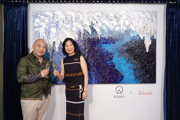 ATLASPACE香港區城市總經理吳文璞女士 (右) 及手指畫藝術家 Justin Y (左) 為「海添豪程」手指畫系列最具代表性的畫作《天無絕人之路》("Silver Lining") 進行揭幕儀式