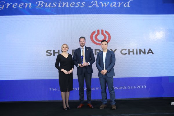 喜威中国CEO马鲲鹏（中）上台领奖。