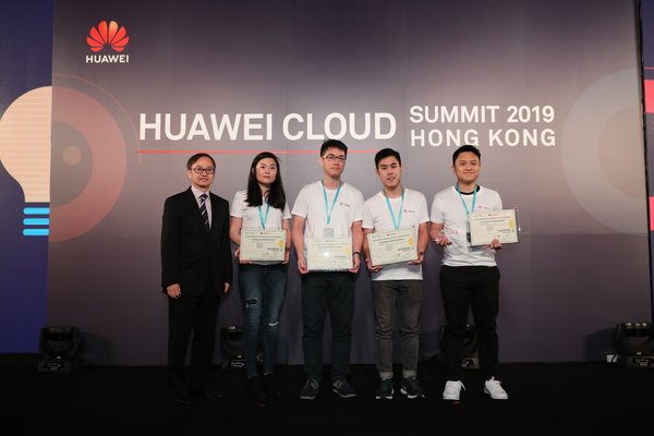Dr. David Chung, Penolong Setiausaha untuk Inovasi dan Teknologi, Hong Kong SAR, menyampaikan sijil kepada pasukan yang berjaya bagi Pertandingan Pembangun AI HUAWEI CLOUD.