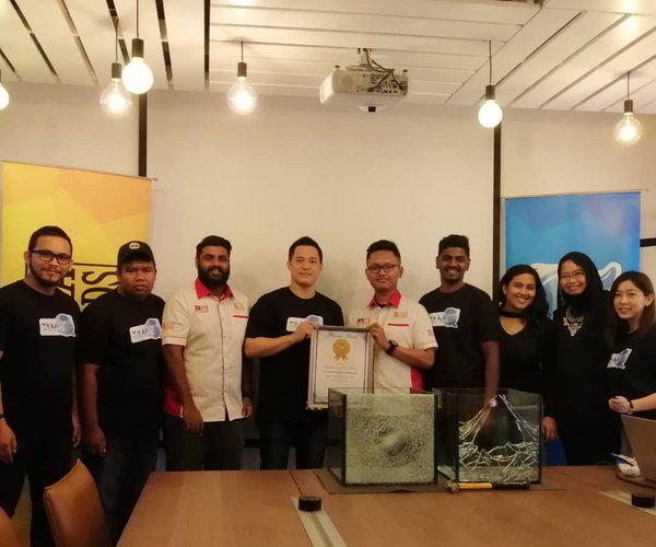 The team from TankQ and the representatives from The Malaysia Book Of Records with TankQ's founder, John Wong receiving the certificate.